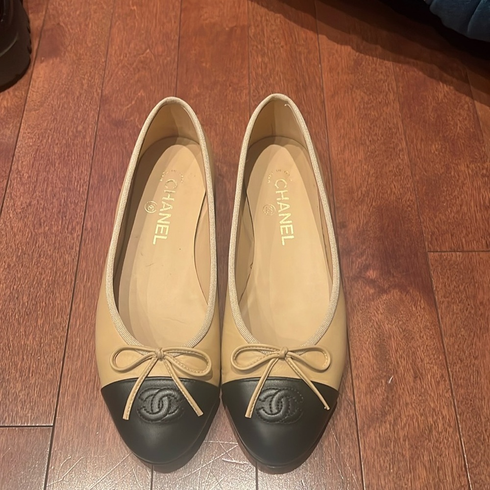 CHANEL BEIGE/BLACK BALLET FLATS